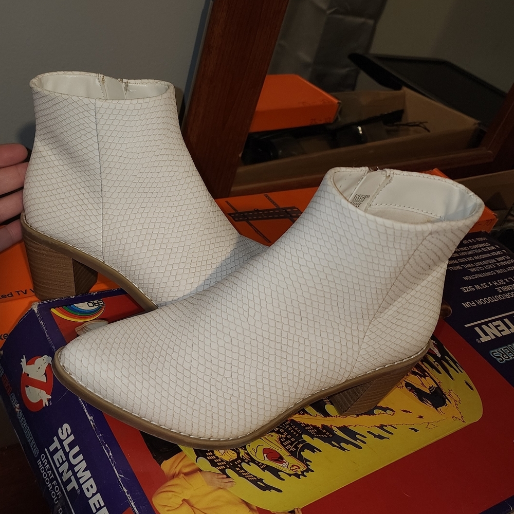 Snake print ivory bootiea
